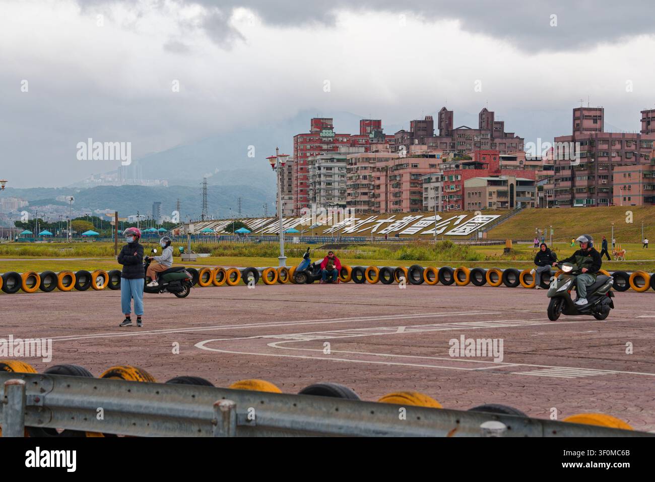 Nouvelle-Taïpeh, Taïwan - 20 janv. 2026 : des pilotes pratiquent leurs compétences en moto sur un circuit d'entraînement Banque D'Images