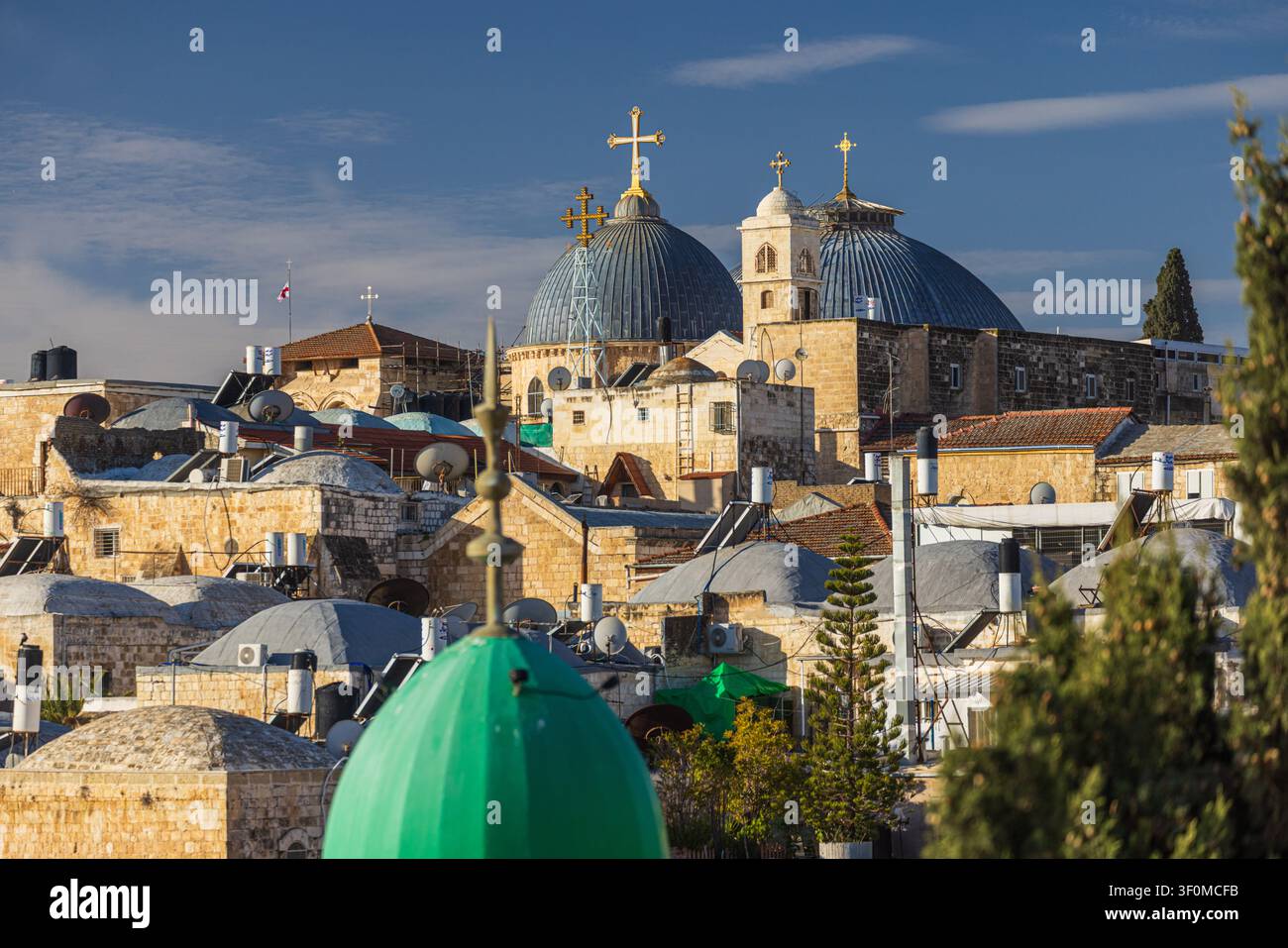 Dômes de l'Église du Saint-Sépulcre sur les toits de la vieille ville de Jérusalem. Banque D'Images