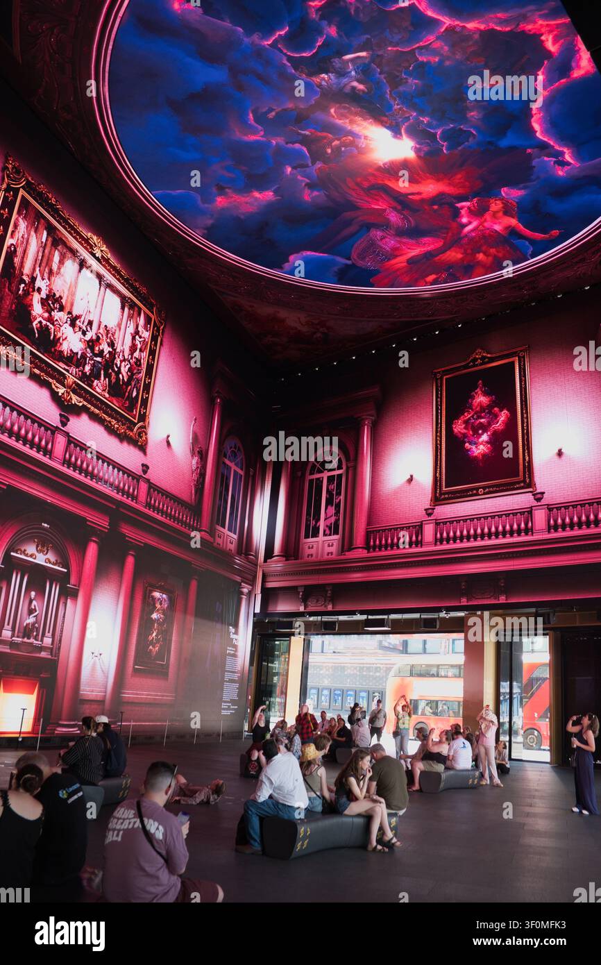 Visiteurs interagissant avec l'affichage visuel à Outernet London Banque D'Images