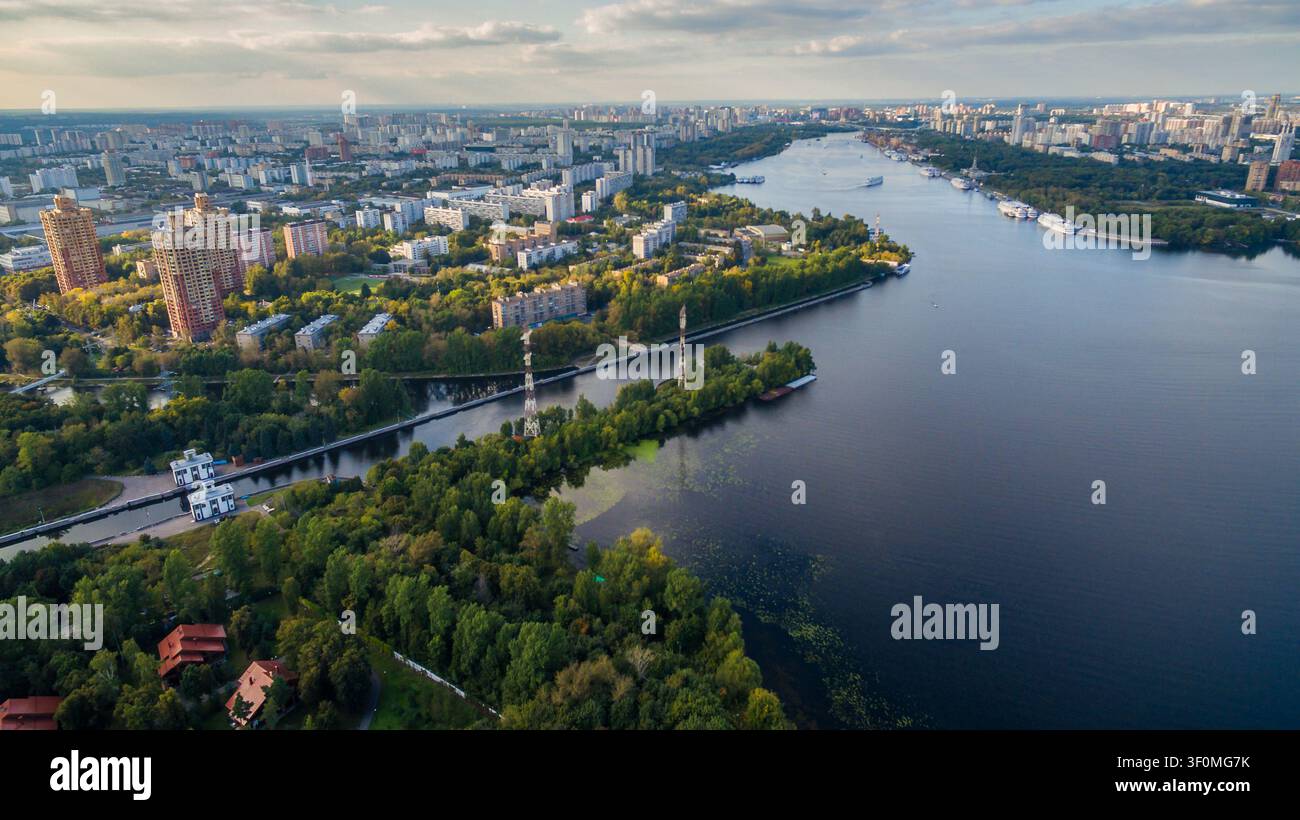 Vue aérienne par drone regardant vers le nord le long du canal de Moscou où il rencontre le réservoir de Khimki. Banque D'Images