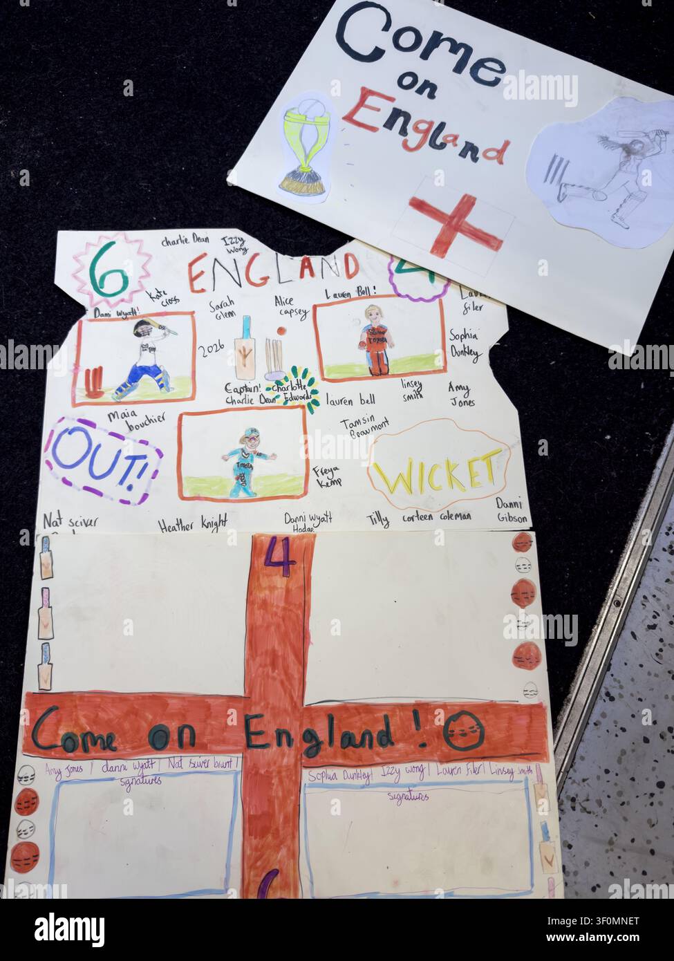 Un dessin au feutre d'un enfant représentant le drapeau de l'Angleterre et les mots « Coming Home », abandonné sur le sol d'un train South Western Railway à Londres, Royaume-Uni Banque D'Images
