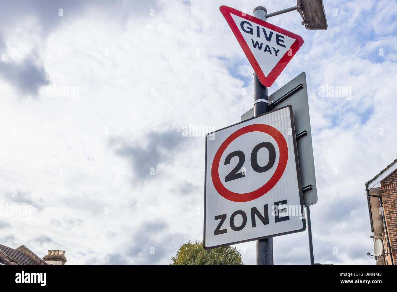 Cèdez le passage et panneaux de limitation de vitesse de zone vingt Banque D'Images