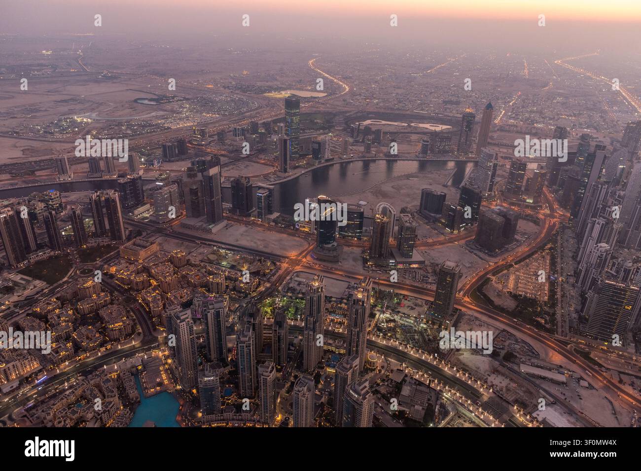 Panorama aérien étendu capturé depuis la plateforme d'observation supérieure du Burj Khalifa, regardant vers le nord à travers Downtown Dubai en direction du canal de Business Bay Banque D'Images