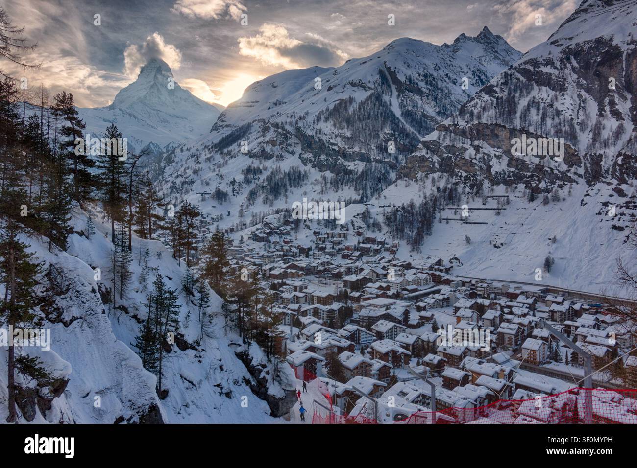 Vue aérienne élevée du village de Zermatt enveloppé d'une épaisse couche de neige hivernale. Banque D'Images