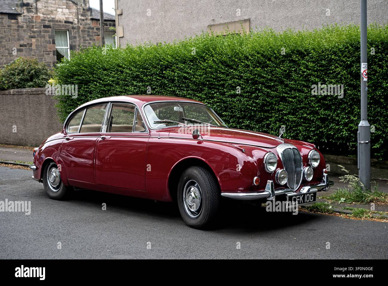 Daimler V8-250 rouge de 1969 garé à Édimbourg, Écosse, Royaume-Uni. Banque D'Images