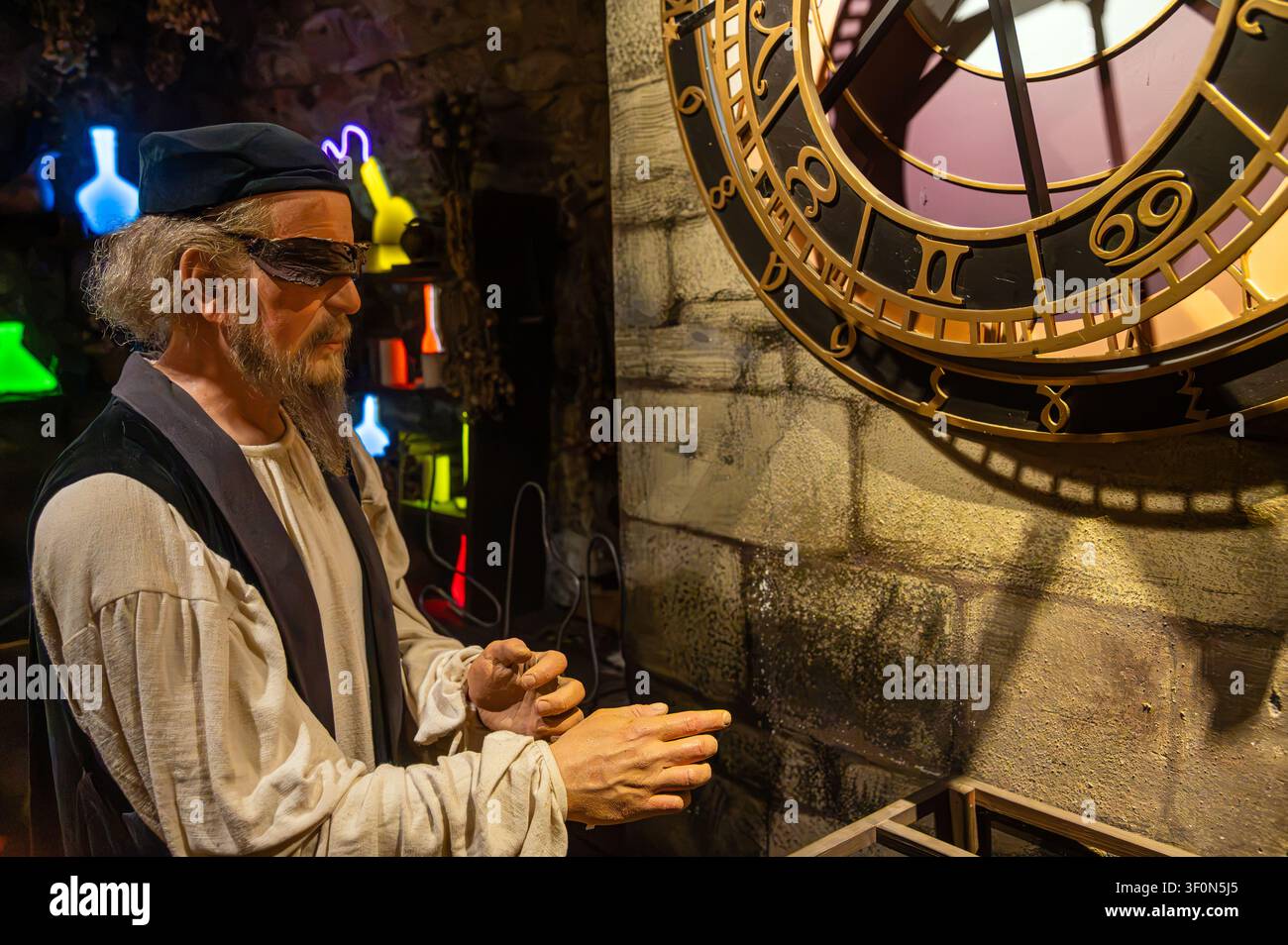 République tchèque, Prague - 27 juin 2026 : Maître Hanus est à une horloge, utilisant des outils pour travailler dessus au musée de Prague. Banque D'Images