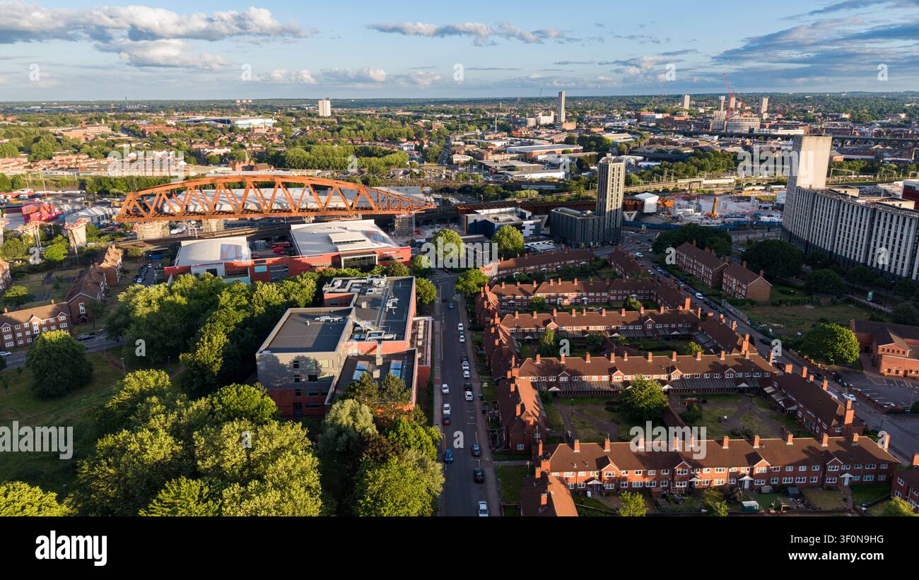 Vue aérienne par drone de la construction du pont HS2 de Bellingham à côté d'un quartier résidentiel à Birmingham, en Angleterre Banque D'Images