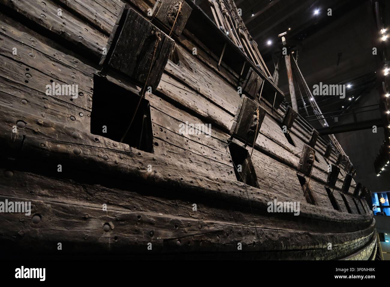 Stockholm, Suède-28 novembre 2025 : gros plan des embrasures de canon et de la texture de la coque en bois sur le côté de l'épave du Vasa dans le musée. Banque D'Images