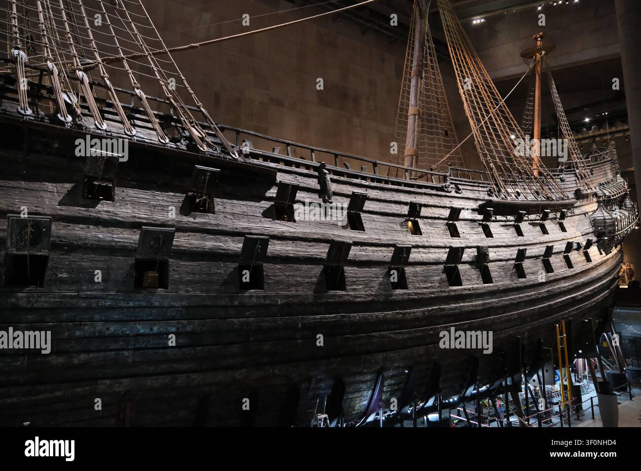 Stockholm, Suède-28 novembre 2025 : coque latérale en bois, embrasures de canon et gréement du navire historique Vasa à l'intérieur du musée Vasa à Stockholm, Suède. Banque D'Images