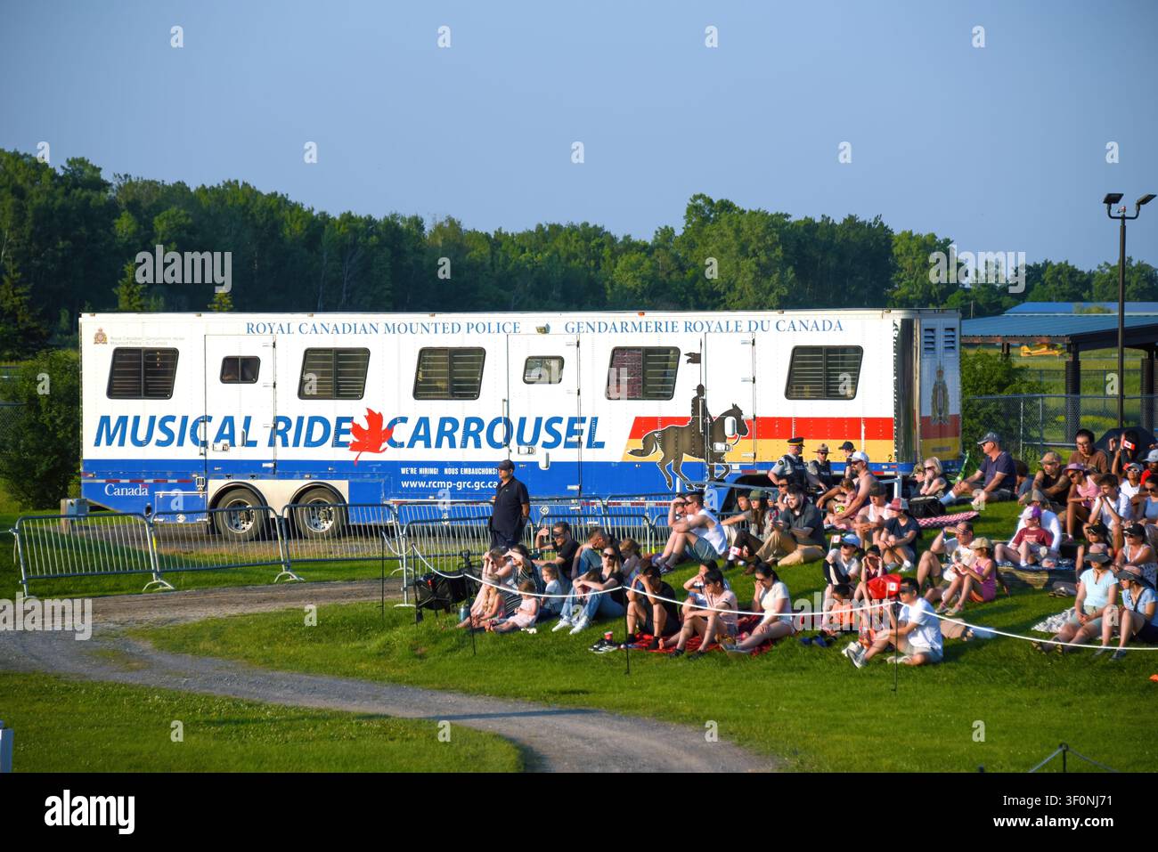 Ottawa, Canada – 28 juin 2026 : Des personnes assistent aux cérémonies du coucher de soleil canadien du Musical Ride de la Gendarmerie royale du Canada. L’un des grands tracteurs- Banque D'Images