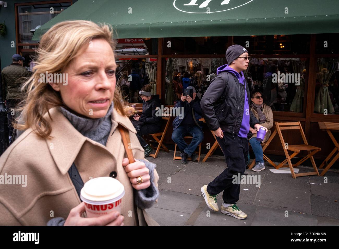 Les gens marchent et s'assoient devant le café et la devanture du magasin au numéro 177 avec son auvent vert du marché de Portobello Road à Notting Hill, Londres, Angleterre, Royaume-Uni, mars Banque D'Images