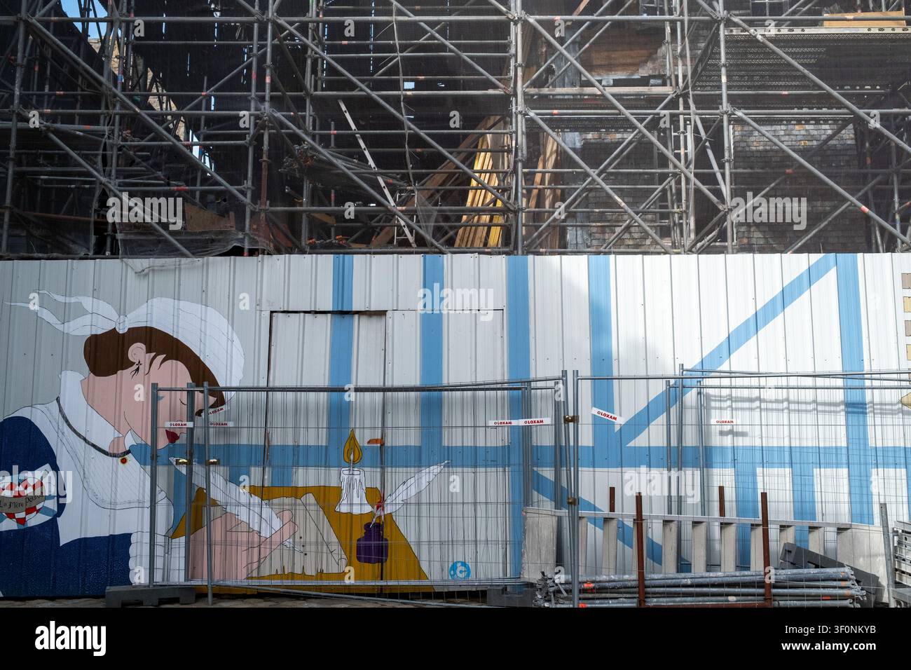 Vue extérieure du site de reconstruction de la Maison de la Mere Pourcel avec un échafaudage métallique massif, un filet de protection, une structure de toit en tôles ondulées et une Banque D'Images