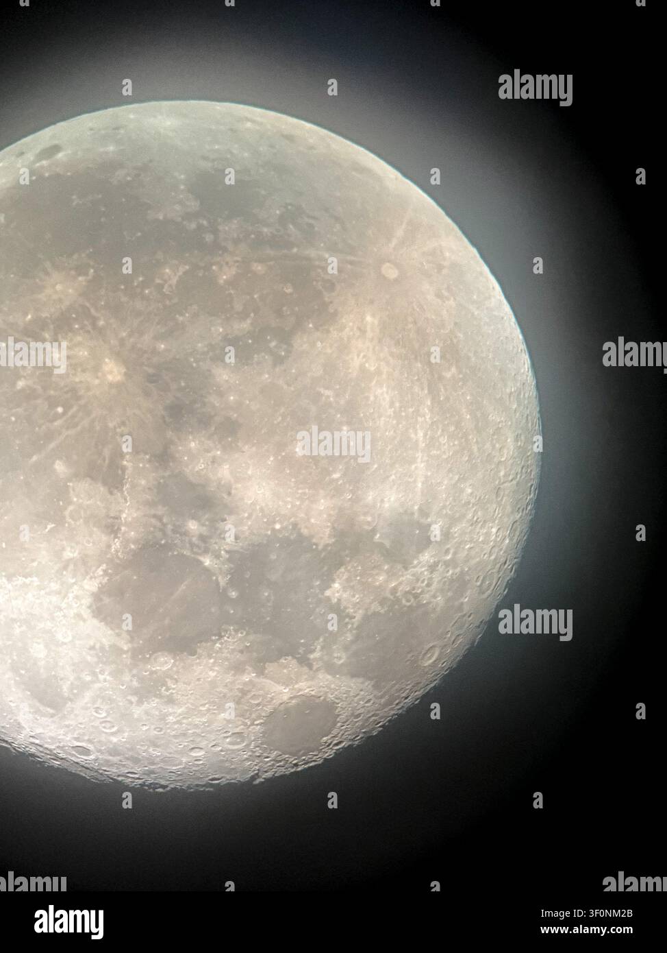 Vue détaillée de la lune capturée à travers un télescope en Nouvelle-Zélande - Image de stock capturée avec un smartphone