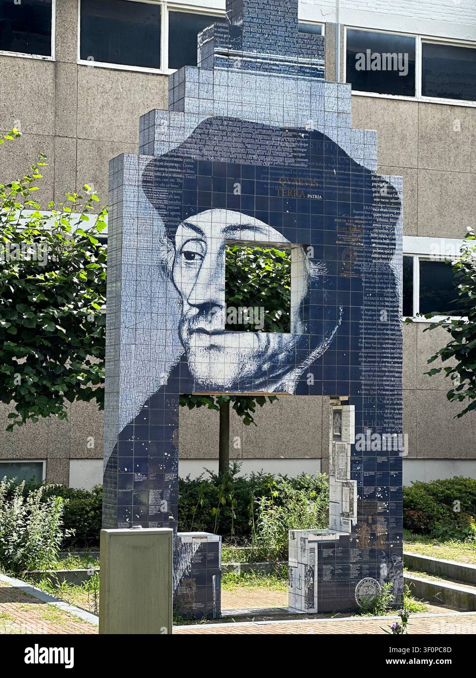 Monument moderne en carrelage de Desiderius Erasmus dans une cour publique. Une installation de pignon vertical en gradins recouverte de tuiles en majolique représentant Banque D'Images