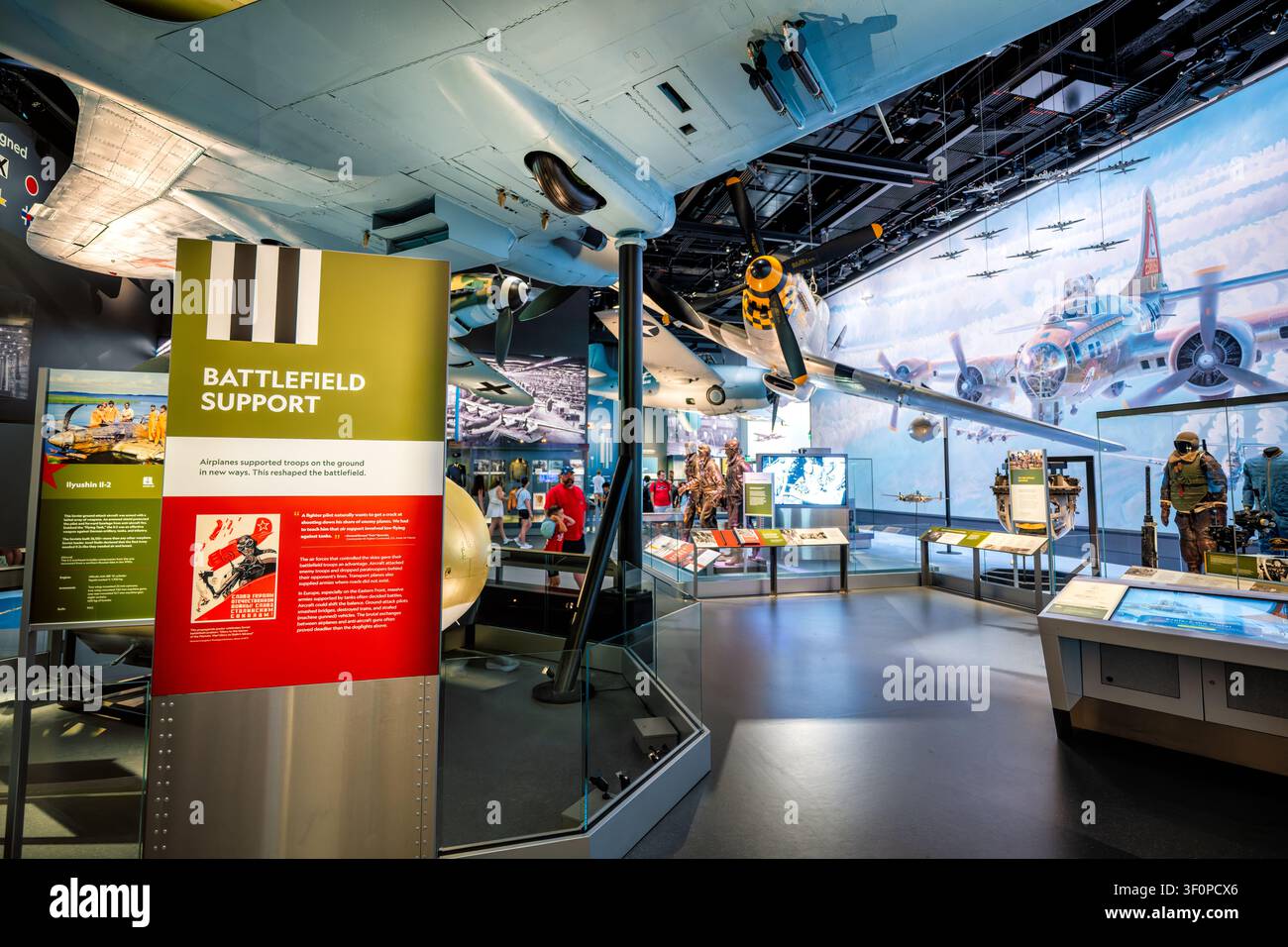 Galerie de soutien au champ de bataille au Musée de l'air et de l'espace | WASHINGTON D.C., États-Unis — Une fresque murale de bombardiers B-17 sous le feu domine une Ilyushin Il-2 soviétique et une P-51 Mustang dans la section « Soutien au champ de bataille » du National Air and Space Museum. Staline a surnommé l'Il-2 lourdement blindée le « char volant », et les usines soviétiques en ont construit environ 36 000, plus que tout autre avion de combat de l'histoire. Banque D'Images