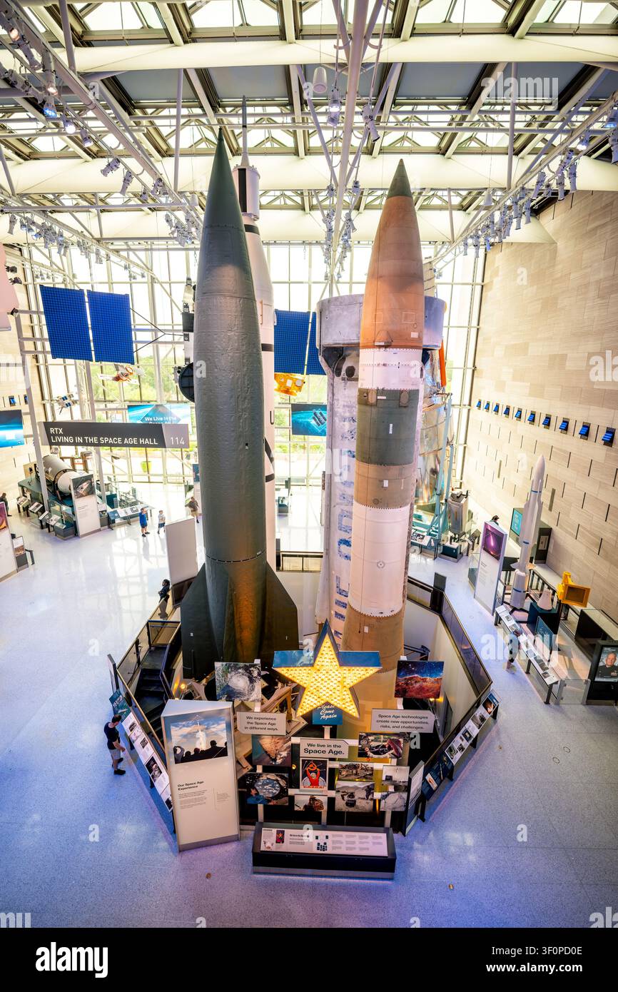 Fusées dans la salle Space Age du musée de l'air et de l'espace | WASHINGTON D.C., États-Unis — Une fusée V-2 allemande capturée et une fusée d'entraînement Minuteman III surplombent la salle RTX Living in the Space Age du National Air and Space Museum. La V-2 est devenue le premier objet fabriqué par l'homme à atteindre l'espace en 1944 ; la Minuteman III à côté d'elle assure depuis 1970 l'arsenal nucléaire terrestre des États-Unis, une jambe de la triade stratégique aux côtés des bombardiers et des sous-marins. Banque D'Images