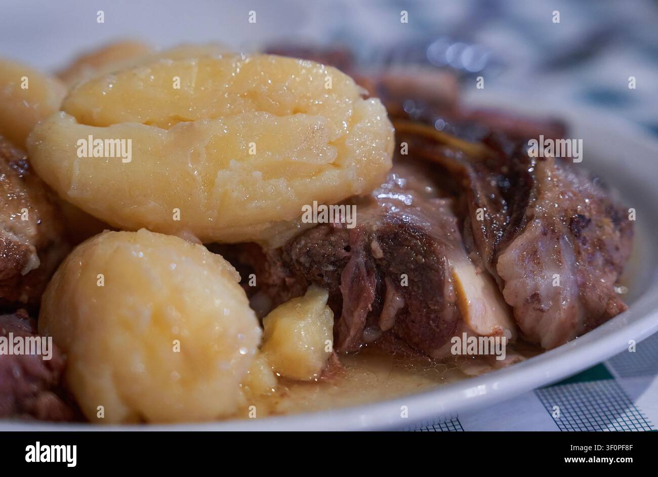 Kleftiko - plat grec traditionnel d'agneau mariné rôti lentement au restaurant Banque D'Images