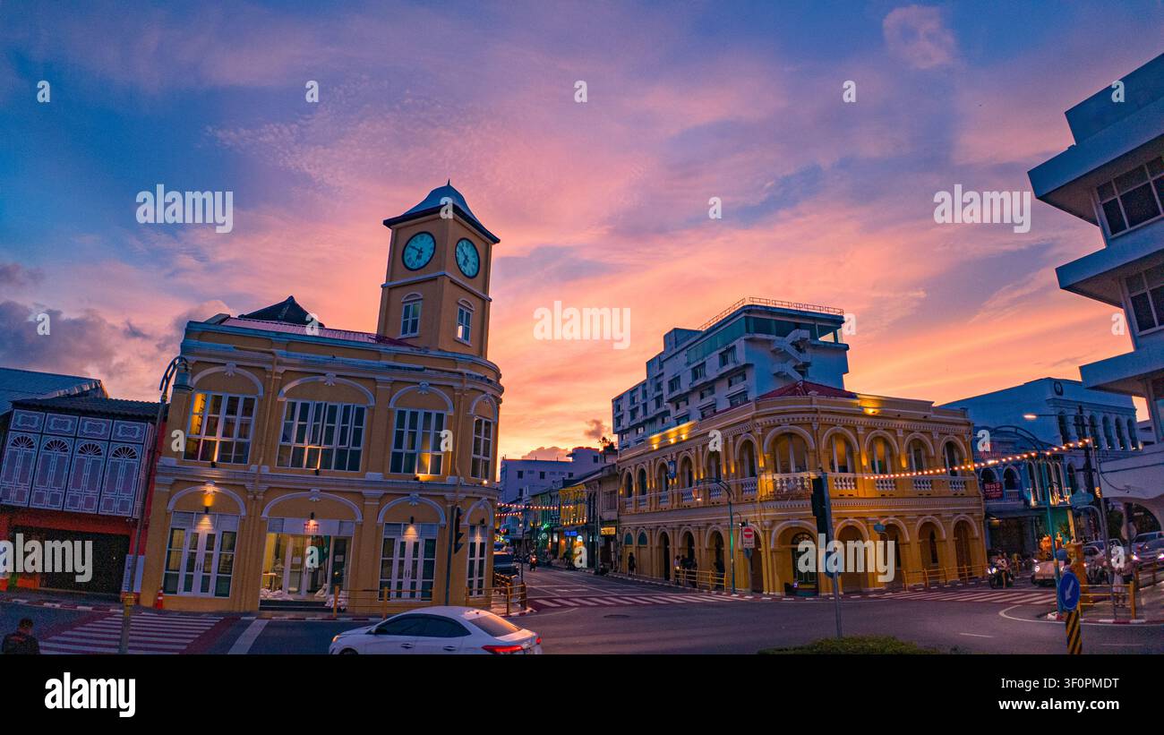 Belle vue panoramique au crépuscule de la vieille ville de Phuket en Thaïlande. Scène de coucher de soleil vibrante au-dessus de la tour d'horloge emblématique de Phuket avec des bâtiments du patrimoine illuminés Banque D'Images