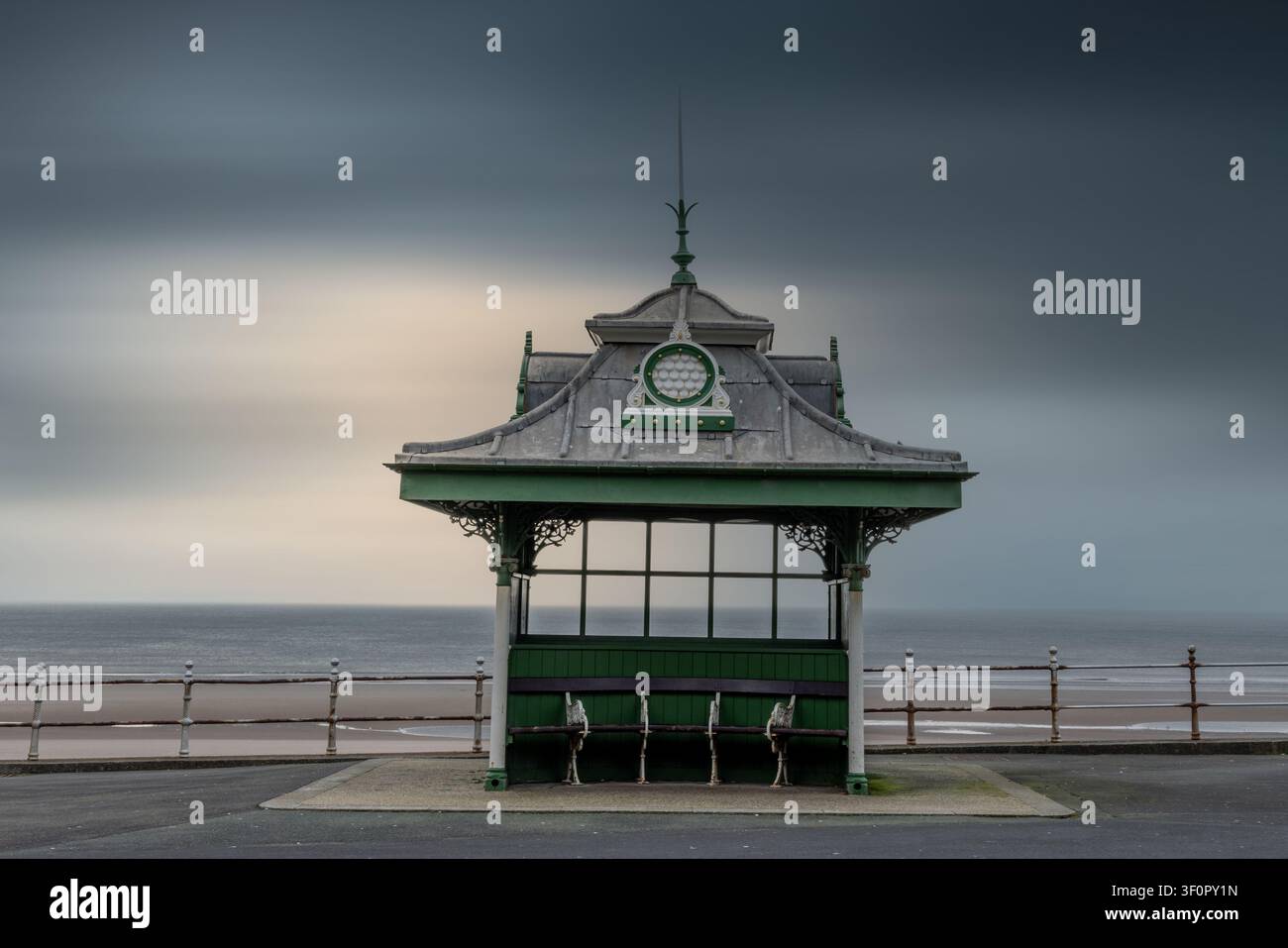 Abri de bord de mer victorien, Blackpool, Lancashire, Angleterre. Abri historique orné sur la célèbre promenade avec vue sur la mer d'Irlande. Banque D'Images