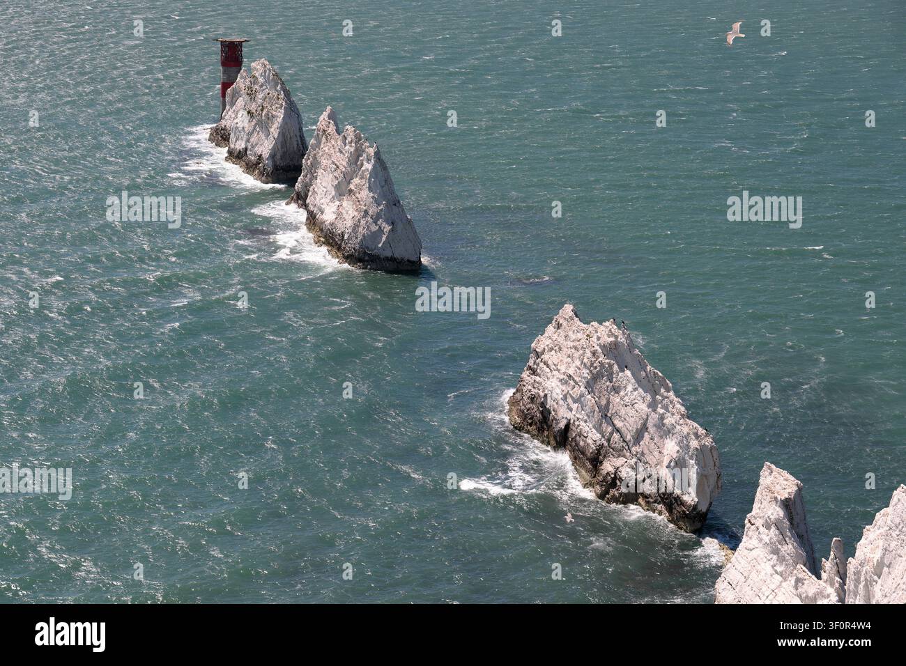 Vue sur The Needles et le phare depuis les falaises de l'île de Wight par une journée ensoleillée, prise depuis le sud Banque D'Images