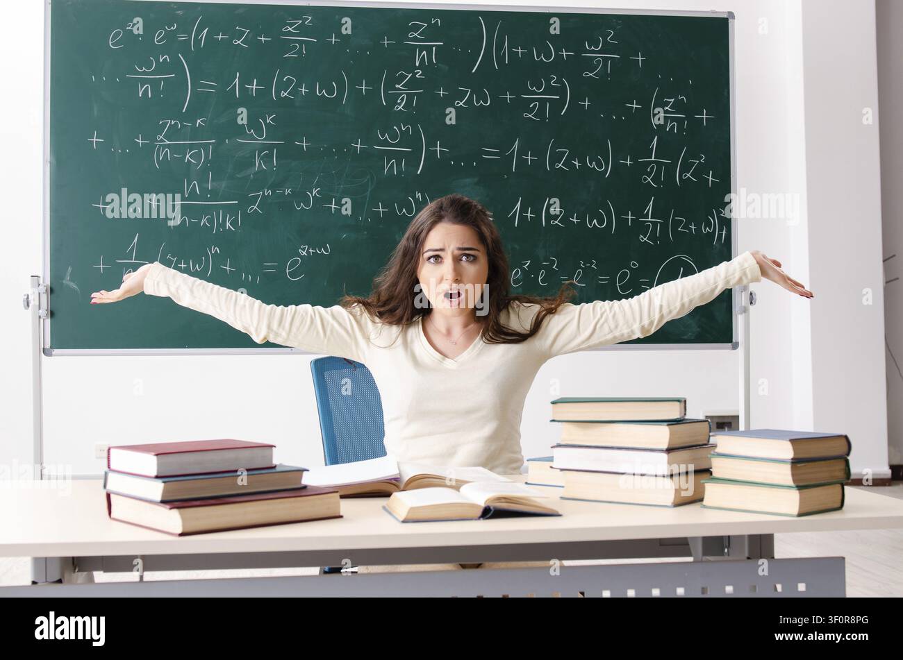 Jeune femme professeur de mathématique à l'avant du tableau Banque D'Images