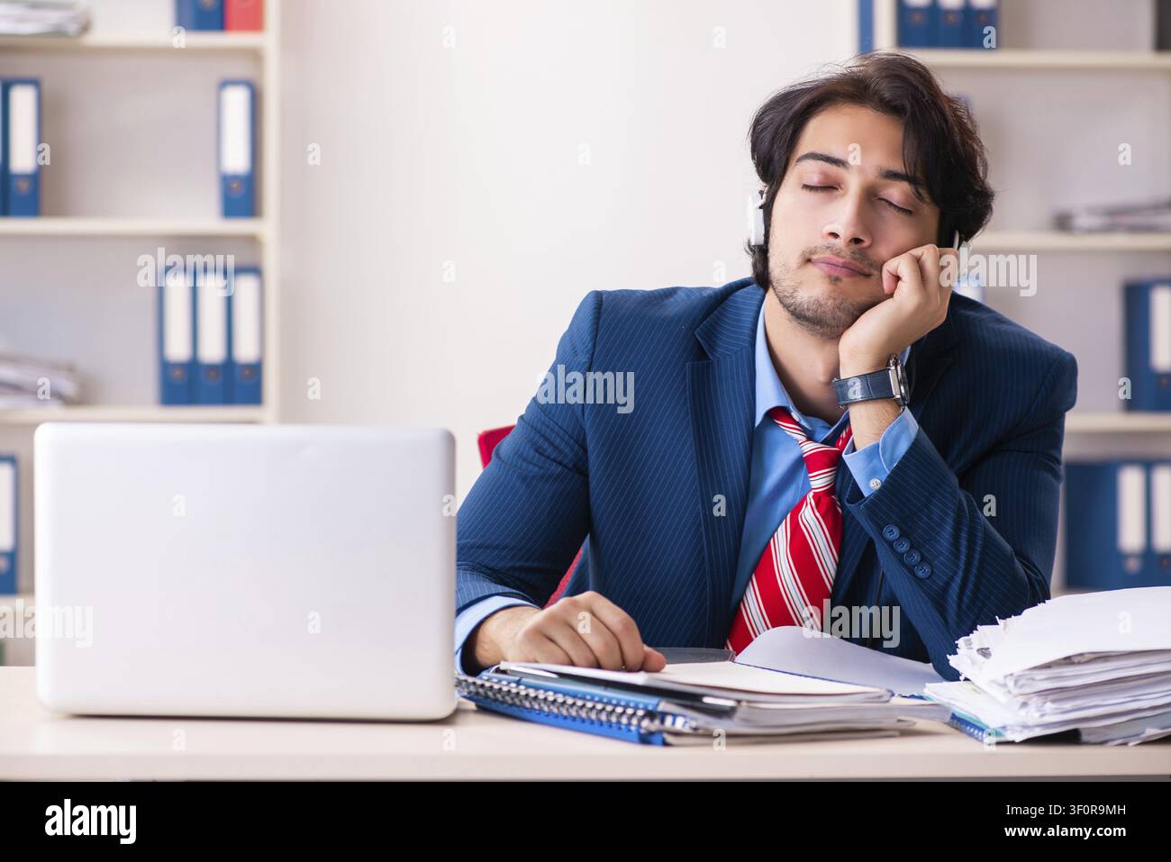 Young handsome businessman sitting in the office Banque D'Images