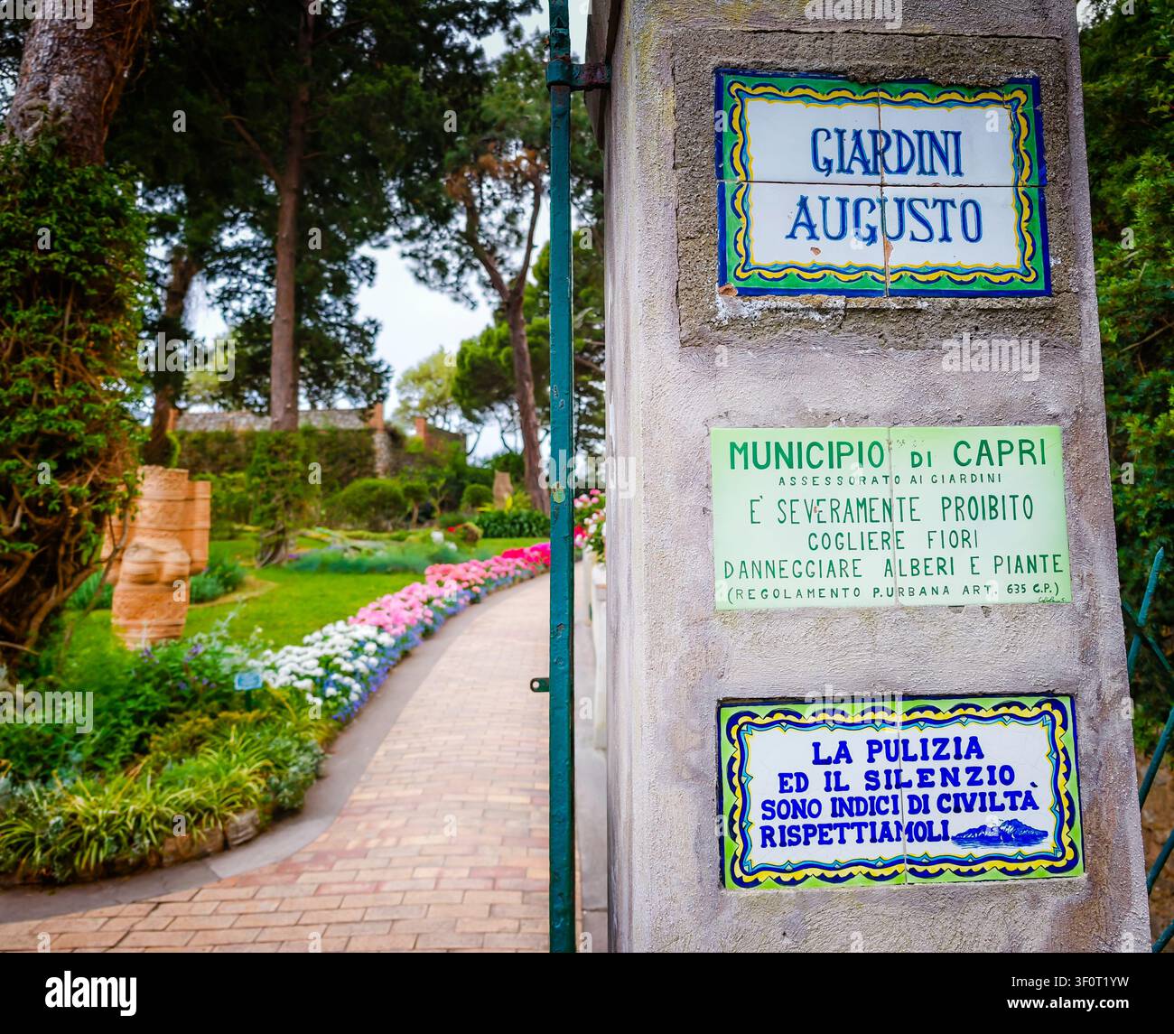 07 02 2026 - Capri, Italie. Entrée à Giardini Augusto, avec un panneau d'affichage au premier plan avec un chemin de béton et de briques orné par Banque D'Images