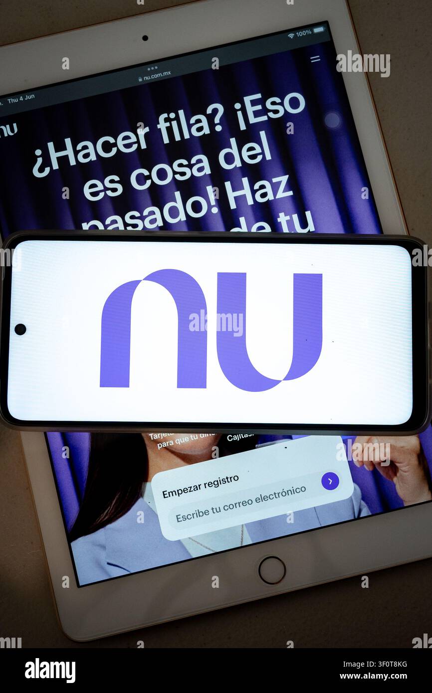 Mexico City, Mexique, 06 04 2026, logo Nubank affiché sur un smartphone, avec une tablette affichant la page d'inscription au Mexique Banque D'Images