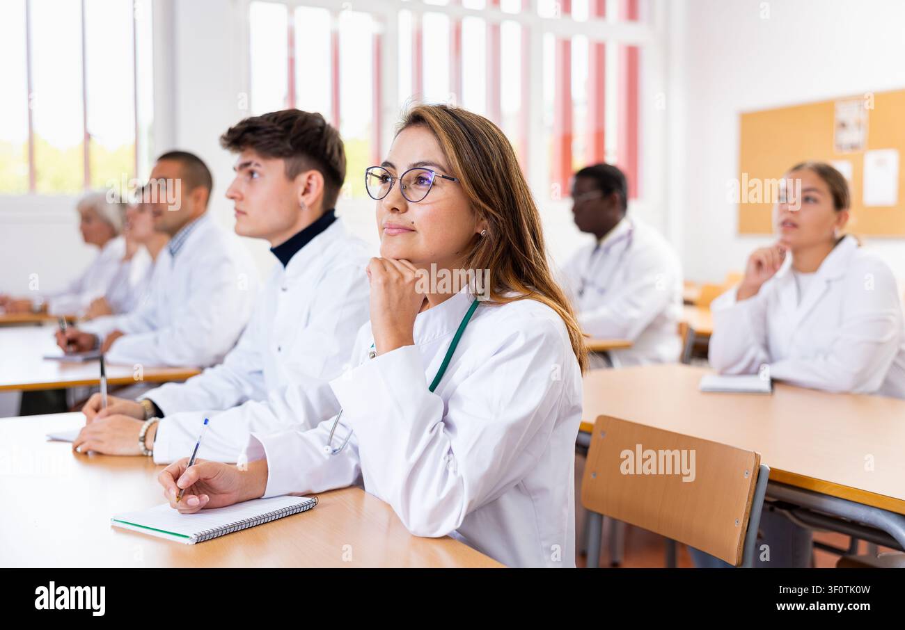 Jeune étudiante en médecine à l'université Banque D'Images