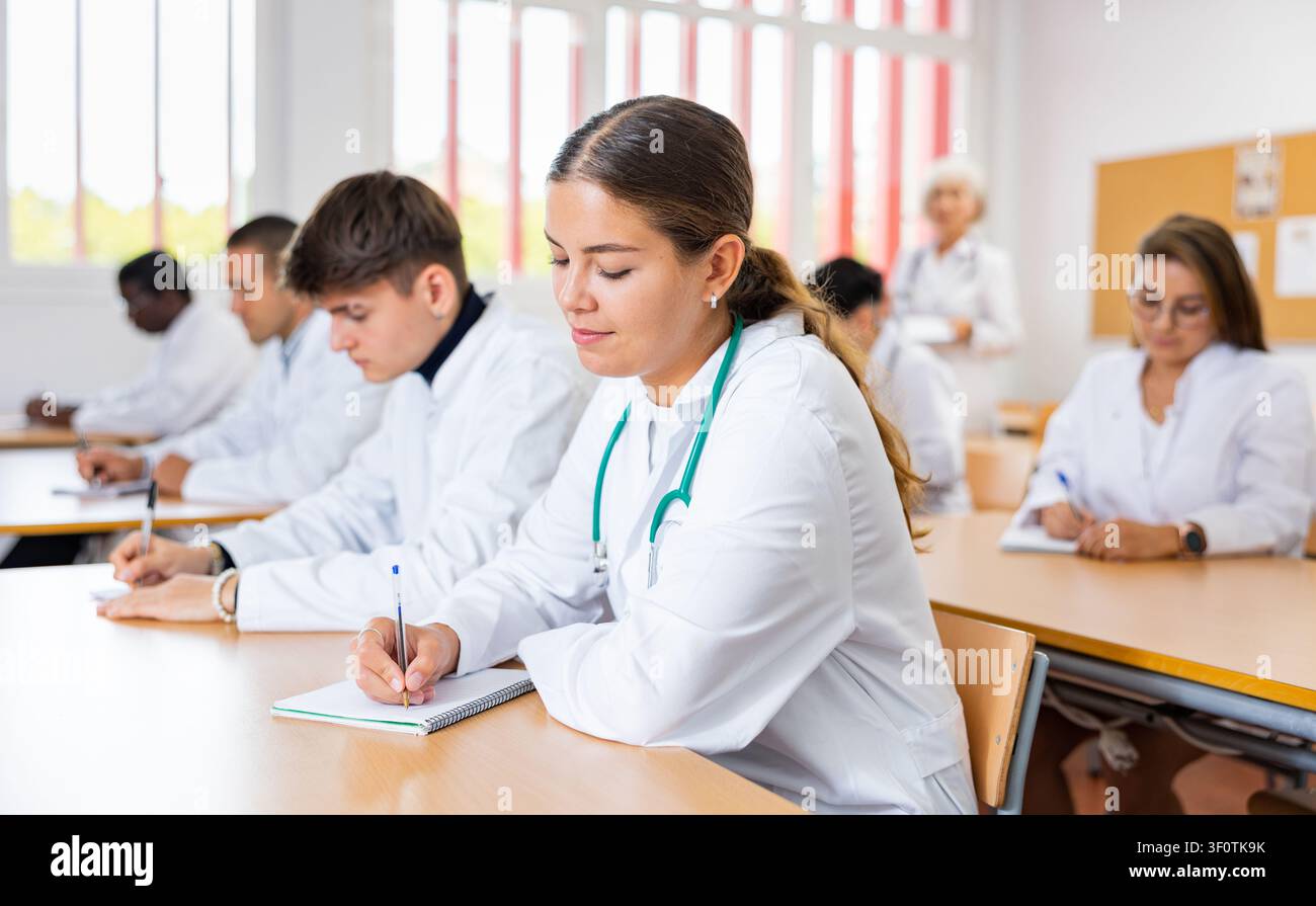 Jeune étudiante en médecine à l'université Banque D'Images