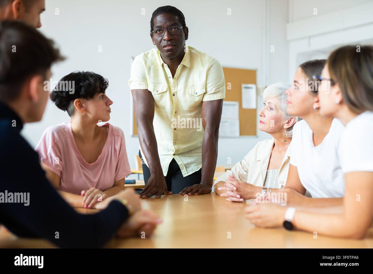 Groupe de personnes participant à un cours de langue Banque D'Images