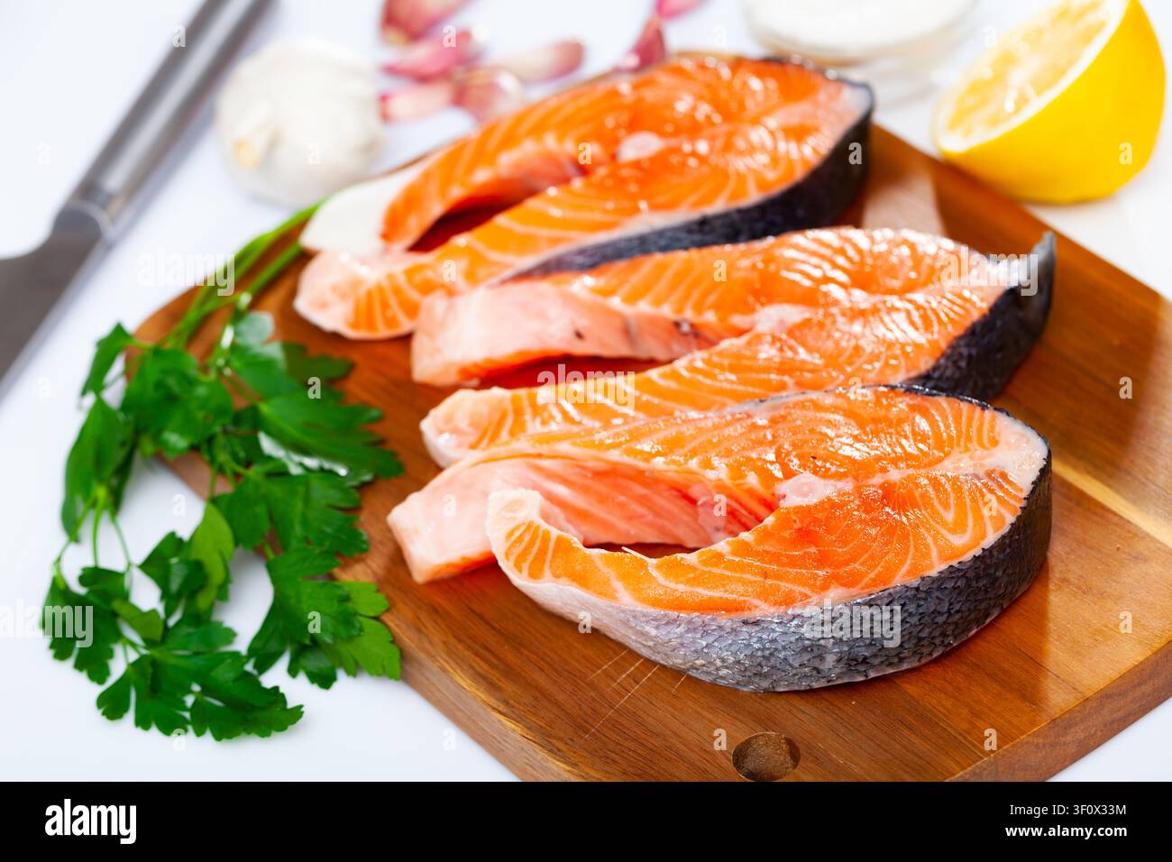 Steaks de saumon frais en tranches Banque D'Images
