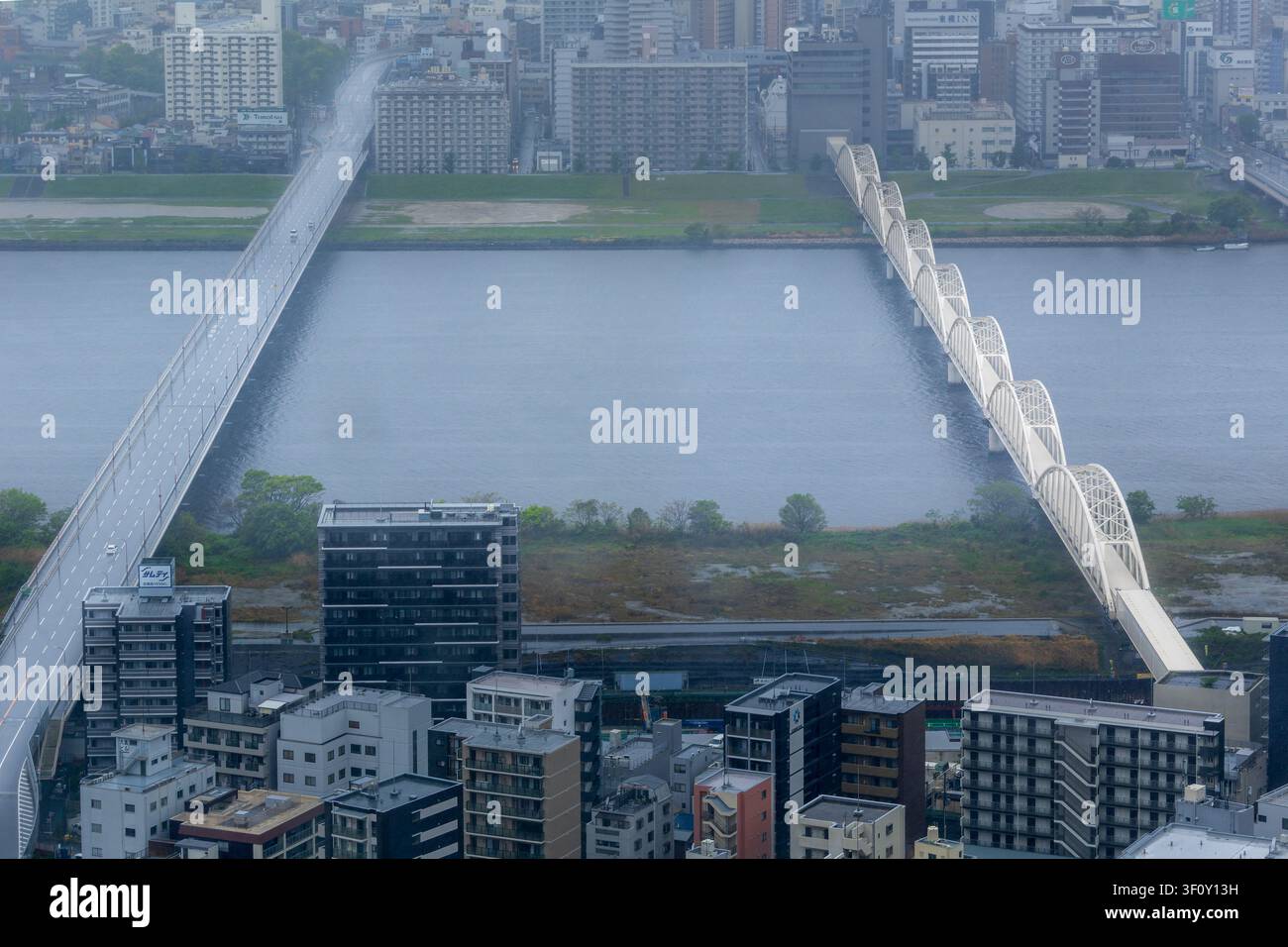 Osaka, Japon, 23 avril 2026, pont Shin Juso sur la rivière Yodo à Osaka Banque D'Images