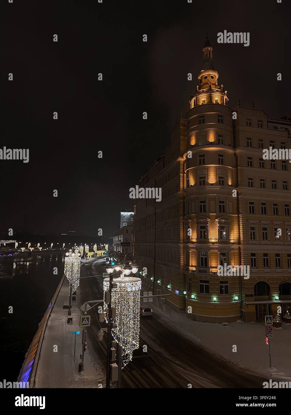 Moscou, Russie - 22 janvier 2022 : Bâtiment historique illuminé et lampadaires festifs le long de l'embarcadère de Moscou la nuit Banque D'Images