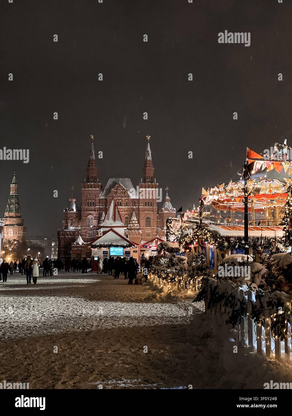 Moscou, Russie - 22 janvier 2022 : Marché de Noël festif et architecture historique lors d'une soirée hivernale enneigée Banque D'Images