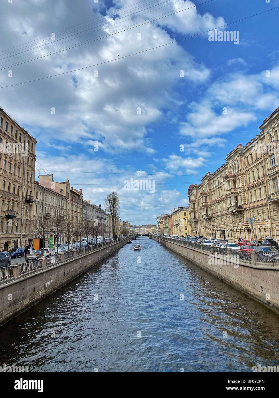 Saint-Pétersbourg, Russie : 6 mai 2022 - Canal historique bordé d’élégants bâtiments sous des nuages dramatiques par une journée de printemps lumineuse. - Image de stock capturée avec un smartphone