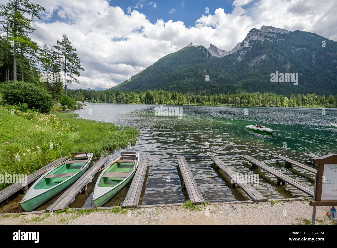 Location de bateaux / Embarcadère du lac Hintersee près de Ramsau  Thème nature, randonnée autour du lac Hintersee près de Berchtesgaden - Ramsau, 09.07.2026  Photo : H Banque D'Images