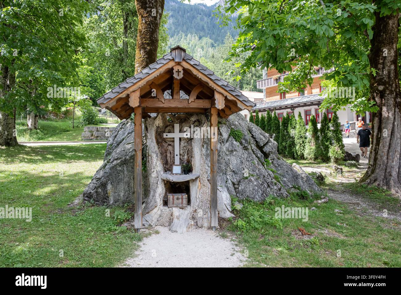 Un site commémoratif religieux avec une croix sur les rives du lac Hintersee près de Ramsau  Thème Nature, randonnée autour du lac Hintersee près de Berchtesgaden - Ramsau Banque D'Images