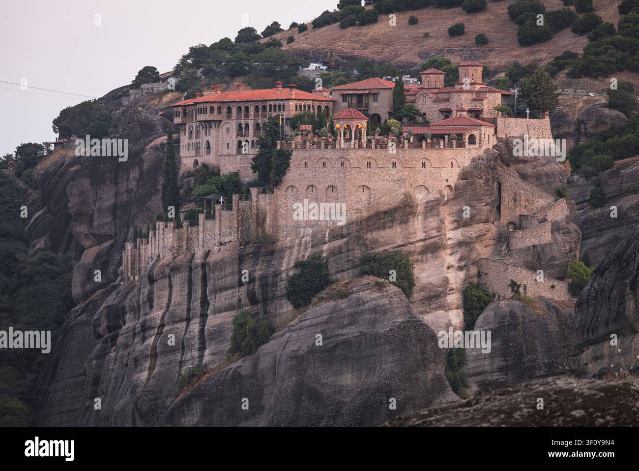 Monastère grec historique construit sur une formation rocheuse imposante Banque D'Images