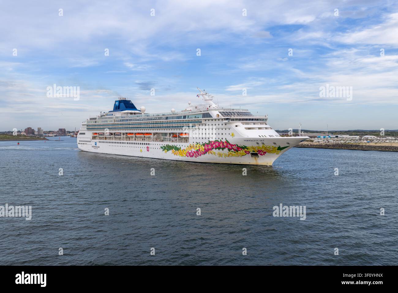 Velsen-Noord, Pays-Bas – 06 juillet 2026 : Vue aérienne du navire de croisière Norwegian Jade norvégien naviguant sur le canal de la mer du Nord, mettant en valeur son f coloré Banque D'Images