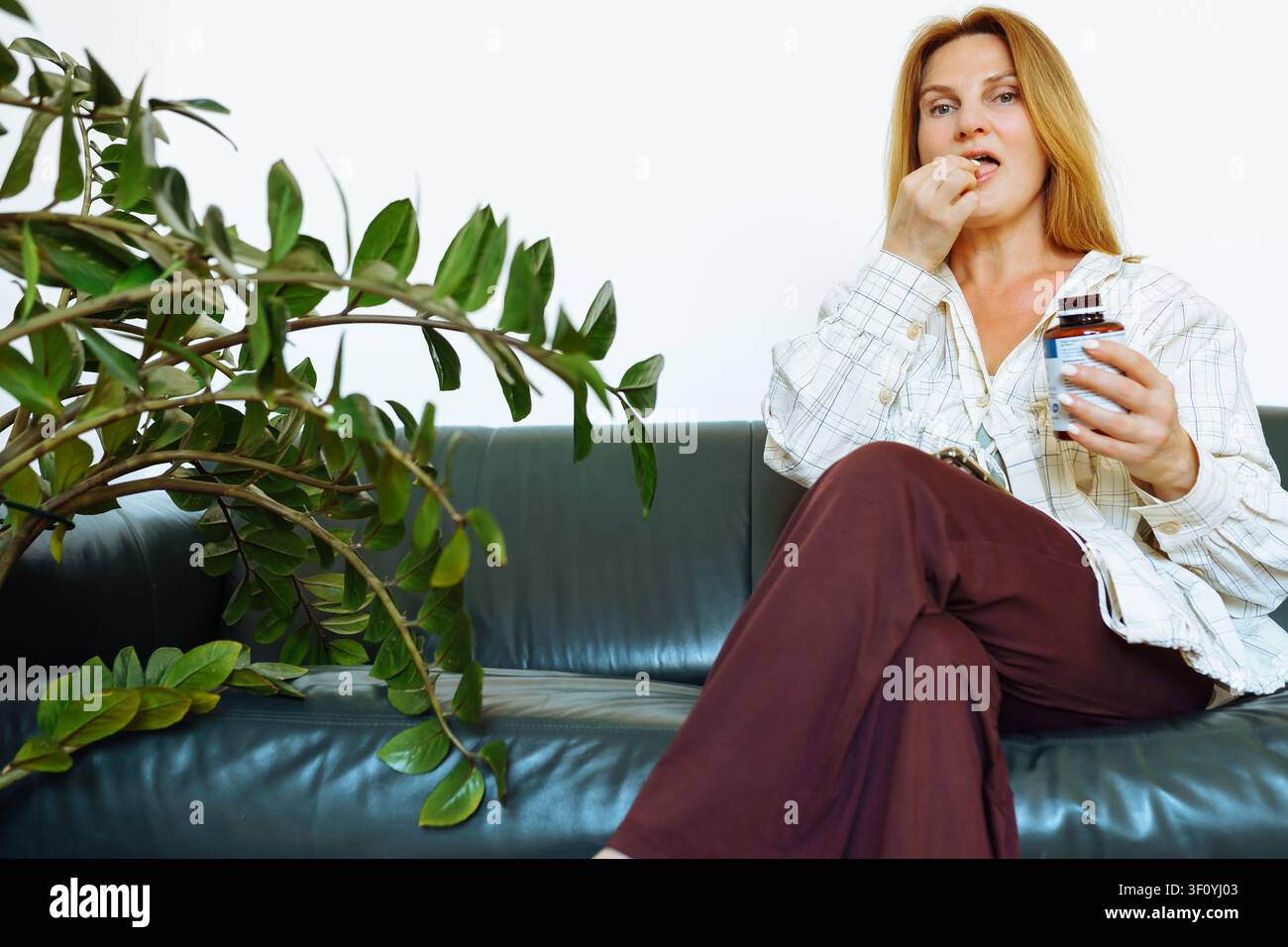 Femme d'âge moyen médecine capsule santé Banque D'Images