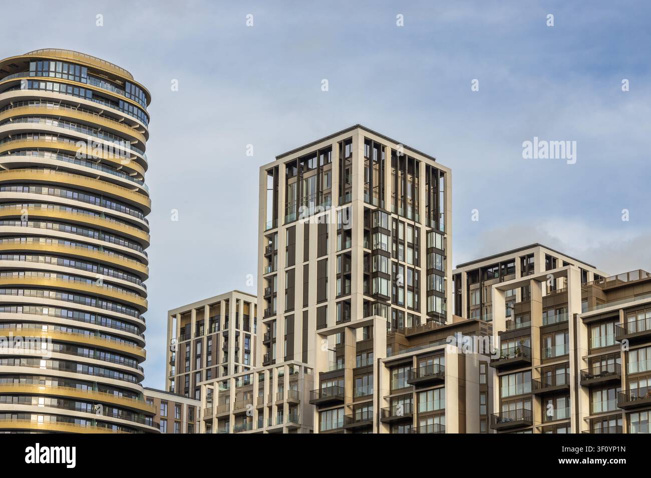 Complexe d'appartements résidentiels dans un horizon urbain Banque D'Images