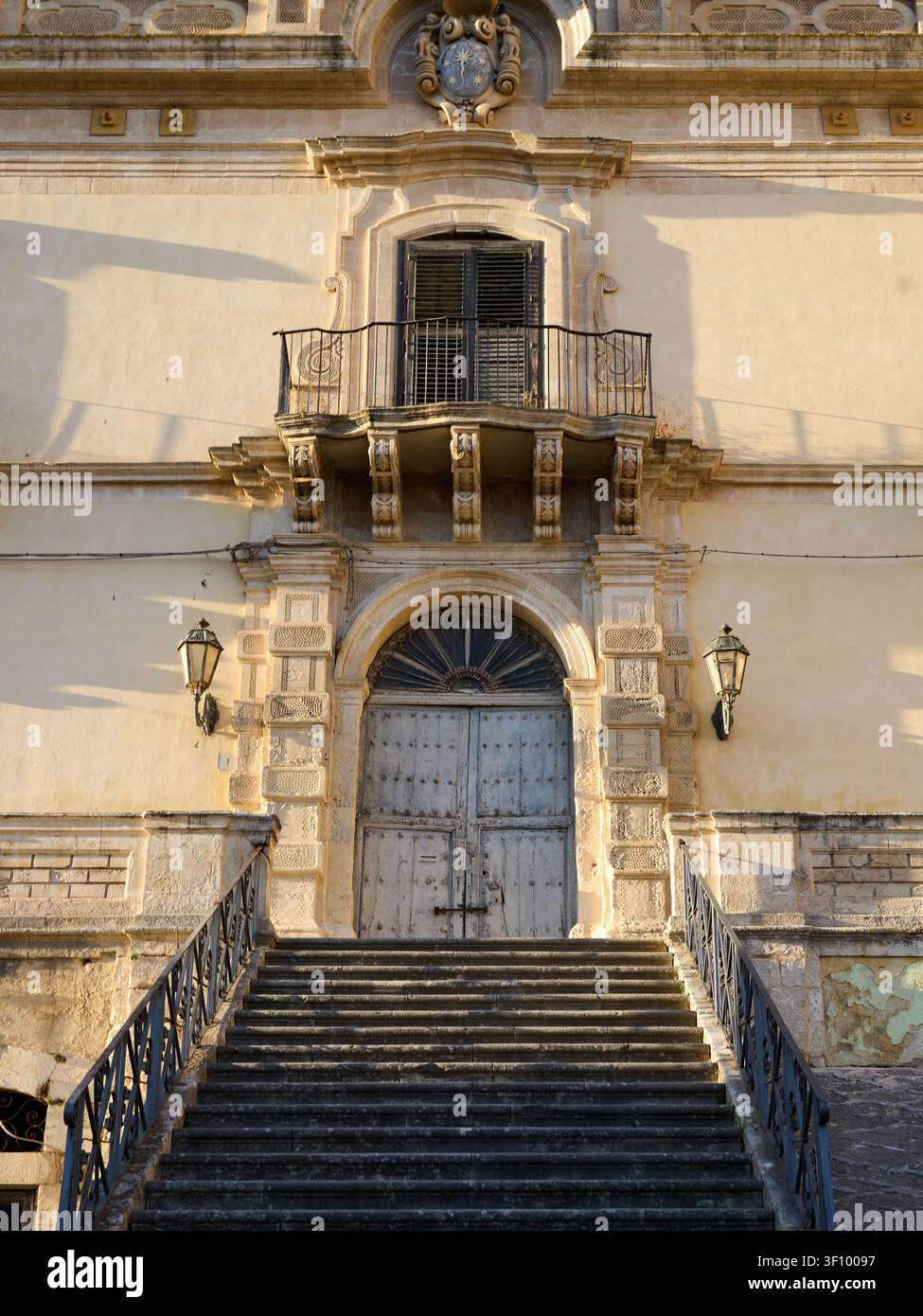 Entrée d'église baroque et escalier sous la lumière de l'après-midi, Modica, Sicile, Italie Banque D'Images