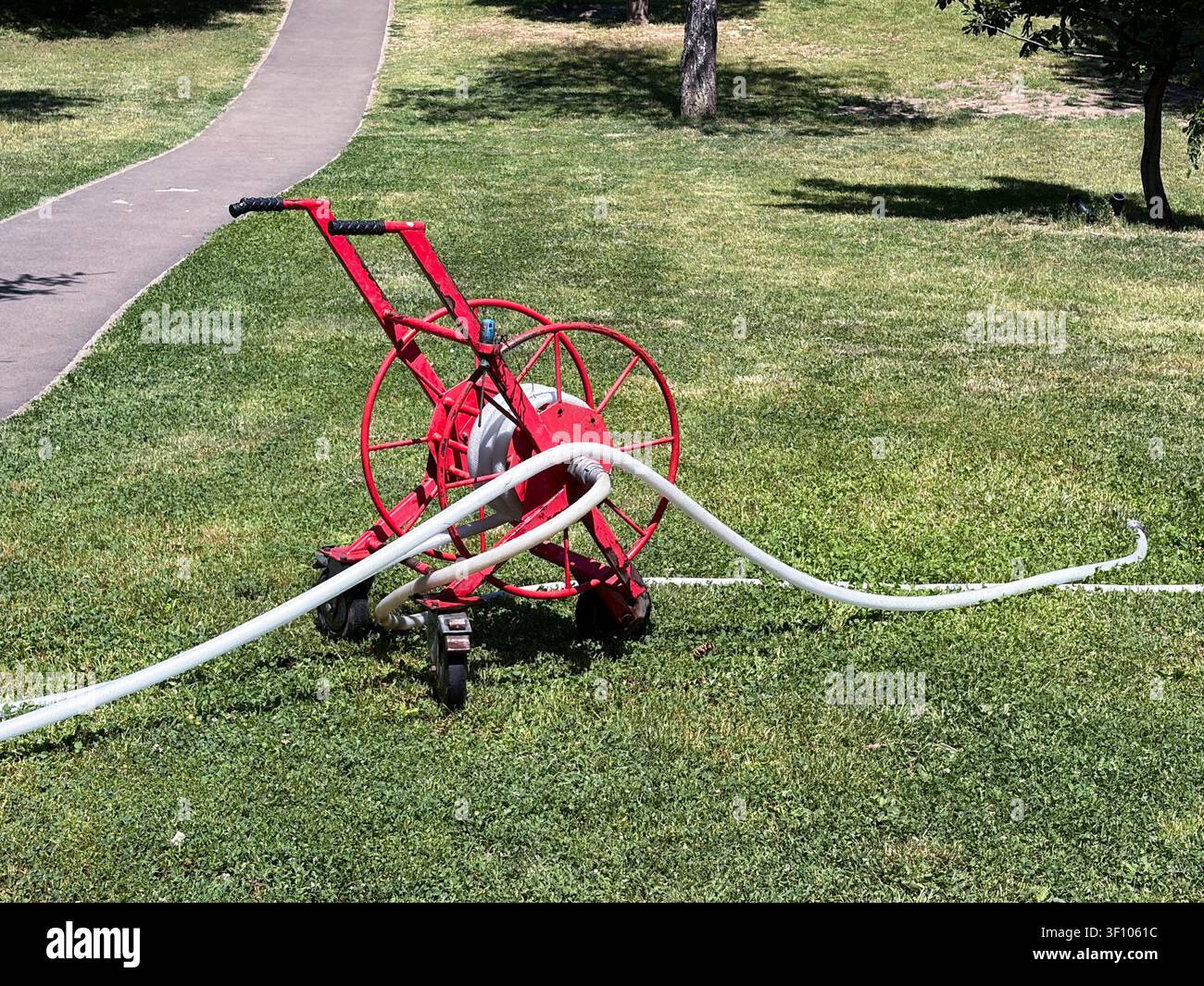 Tuyau d'entretien du parc et équipement d'irrigation sur l'herbe Banque D'Images