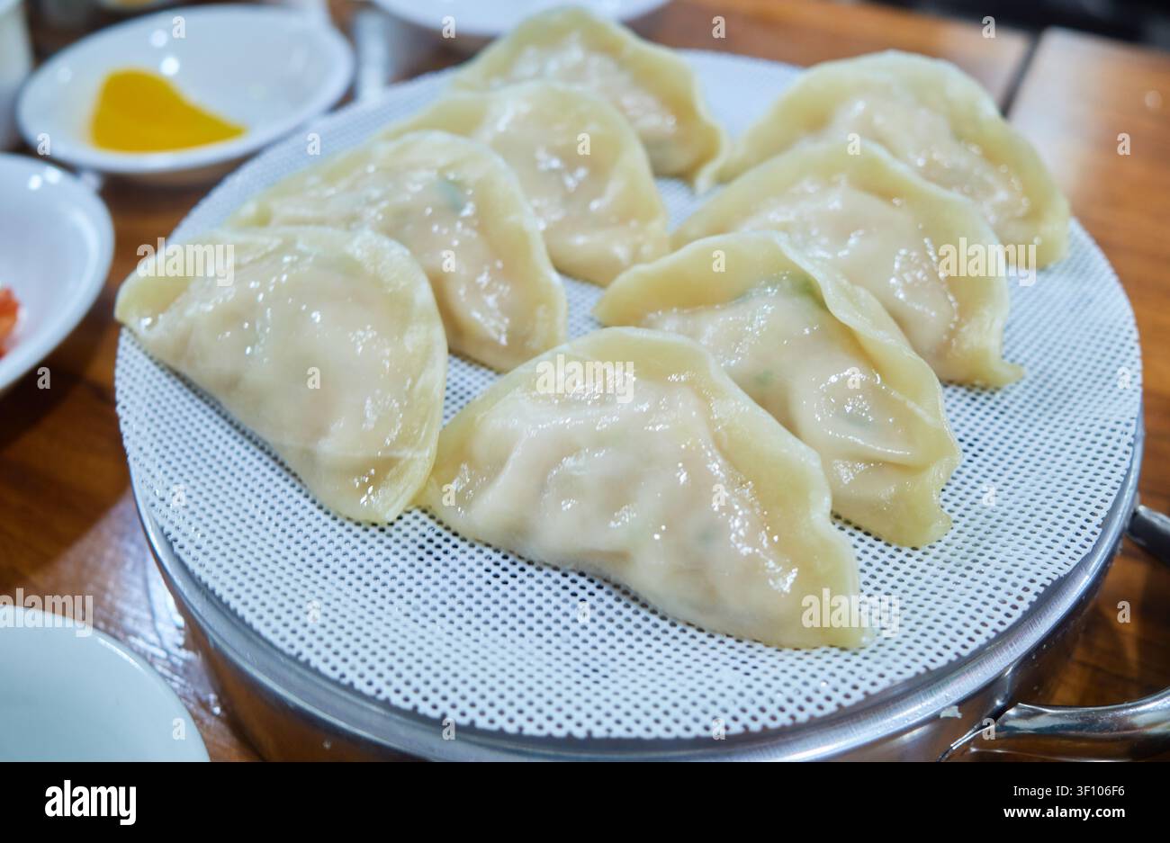 Dumplings de poisson à la chinoise cuits à la vapeur et farcis de maquereau espagnol. Mise en avant de la gastronomie côtière régionale authentique, idéale pour les médias de voyage culinaire. Banque D'Images