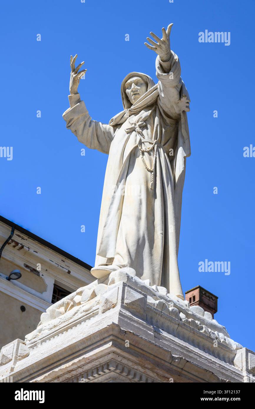une statue de Savonarola dans le centre historique de Ferrare, Émilie-Romagne, Nord de l'Italie Banque D'Images