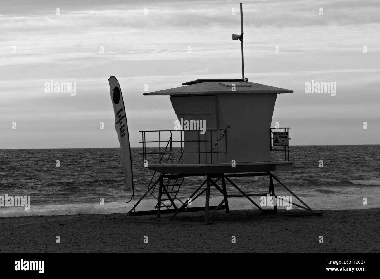 Tour de sauvetage avec drapeau d'avertissement à Moonlight State Beach en Californie Banque D'Images