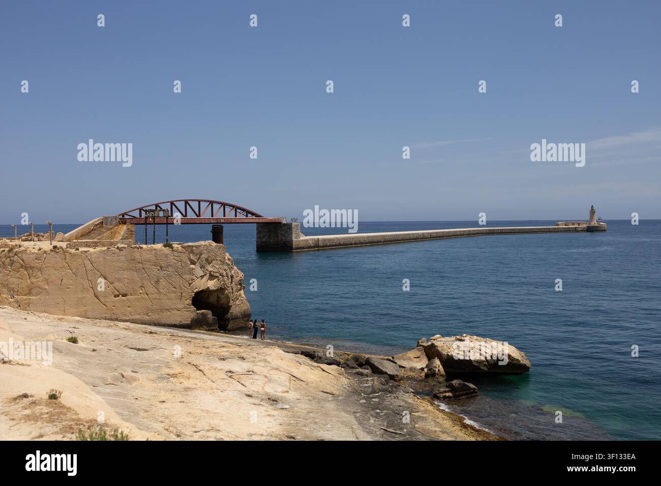 Belle vue panoramique du brise-lames historique de Saint-Elme et de la passerelle à Valletta, Malte. Banque D'Images