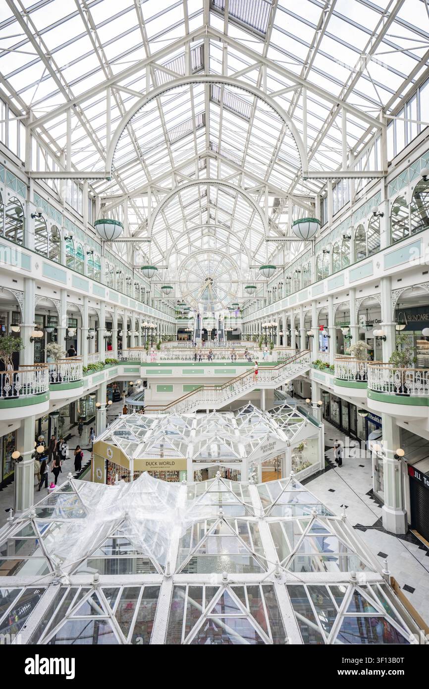 Centre commercial spacieux et moderne avec une architecture distinctive en verre, Stephen's Green Shopping Centre, Dublin Banque D'Images