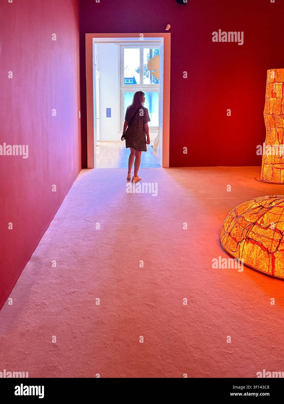 Visiteur entrant dans Kıymeti Zatiyye (Valeur intrinsèque), une installation de 2025 de l'artiste turc CANAN, au MGLC Grad Tivoli lors de la 36e Biennale de Ljubljana Banque D'Images